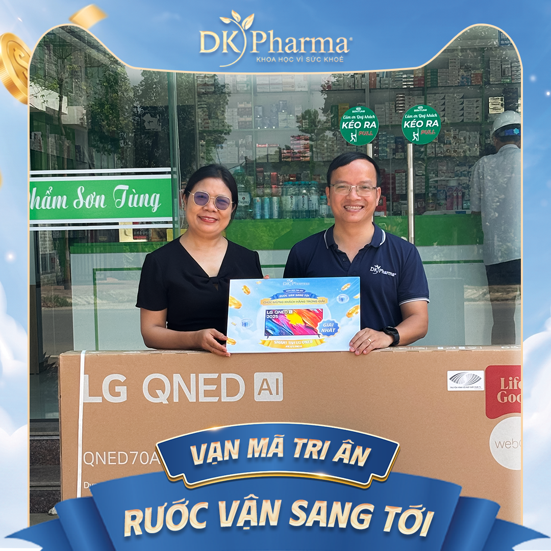 Đại diện DKPharma trao giải Đặc biệt Smart Tivi LG QNED 4K 65 inch đời 2025 cho chủ nhà thuốc may mắn