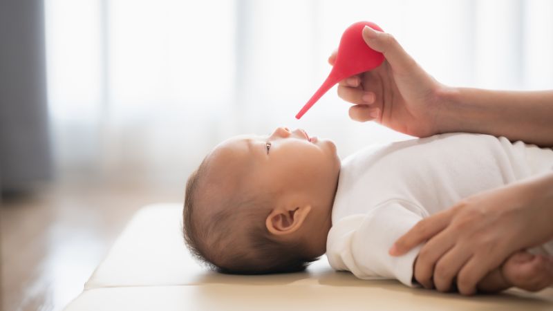 Hướng dẫn cách vệ sinh mũi cho trẻ sơ sinh an toàn: Tránh bị sặc và xước niêm mạc