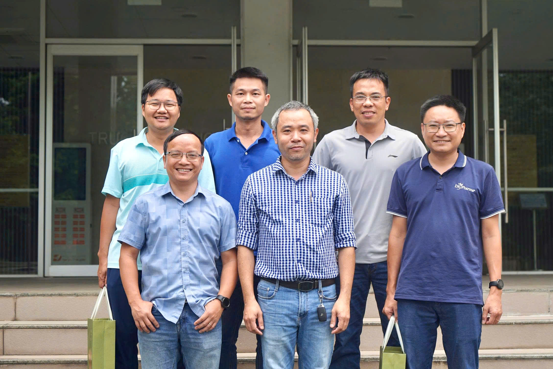 Đoàn đại biểu của DK Pharma chụp ảnh cùng ông Hà Quang Tuyến – Giám đốc điều hành Công ty TNHH Giáo dục Y khoa Nhật Bản (Việt Nam)