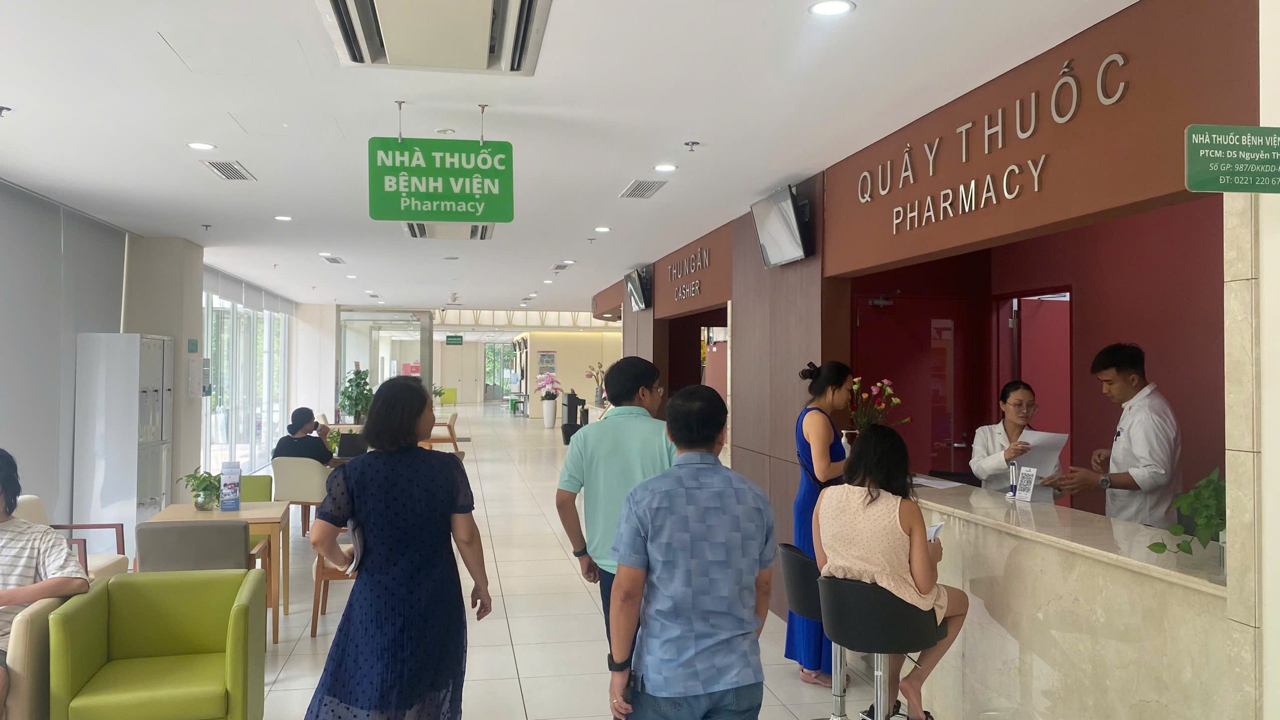 Đoàn đại biểu của DK Pharma tham quan quầy thuốc tại Bệnh viện Kusumi Ecopark